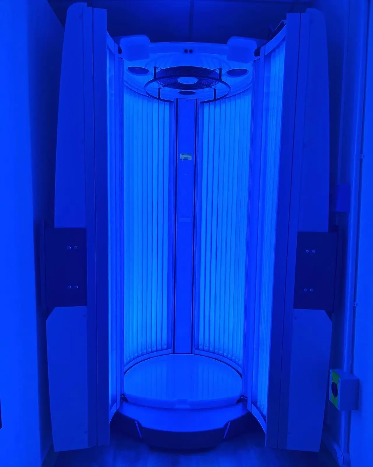 A stand-up sunbed glowing in blue